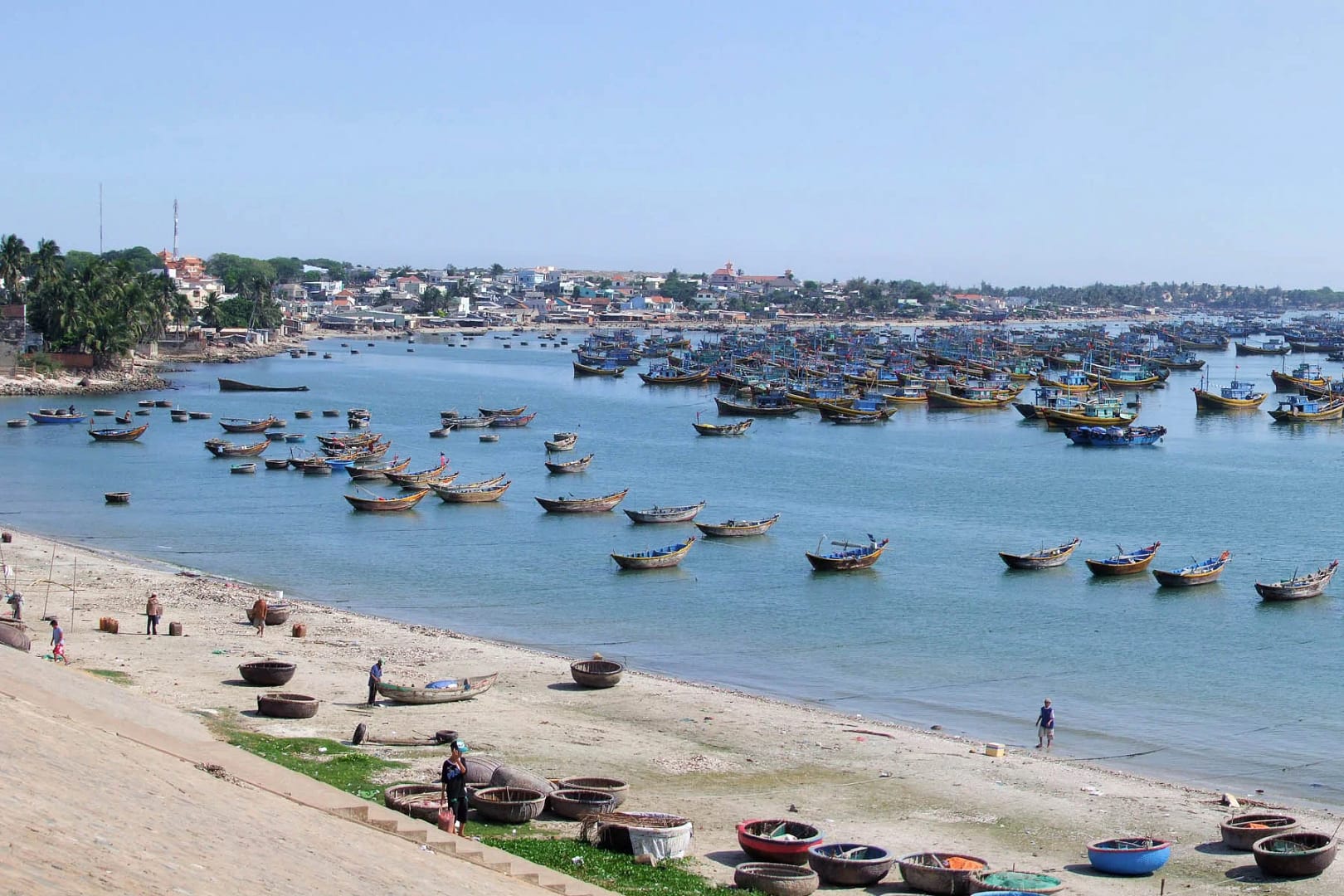 vue generale bateaux port mui ne vietnam