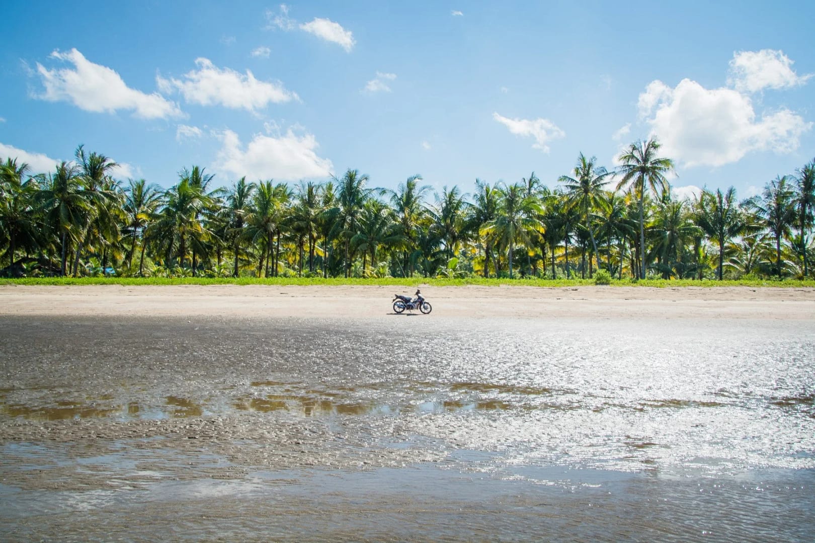 balade moto entre plages de chaung tha et ngwe saung - birmanie