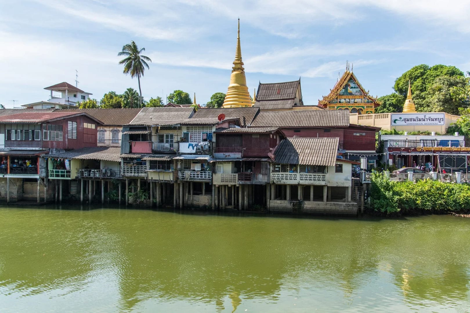 vue wat bot muang riviere chanthaburi - thailande