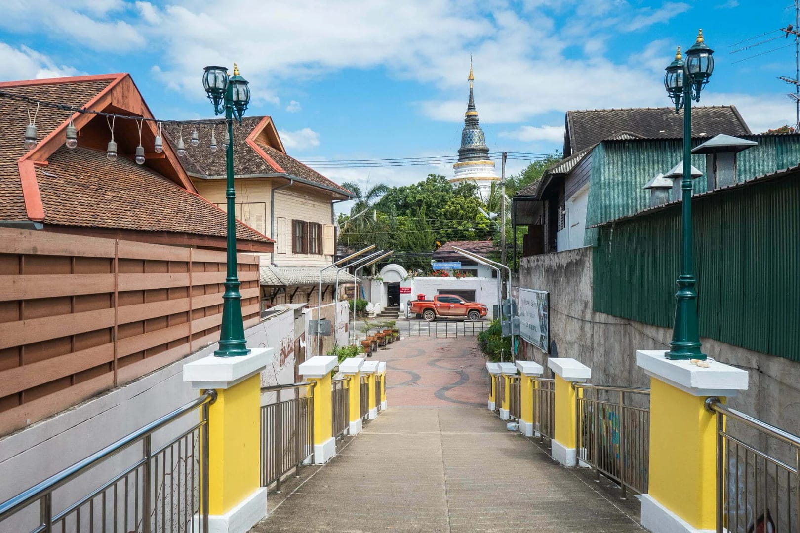 traversée pont vers wat ket karam chiang mai