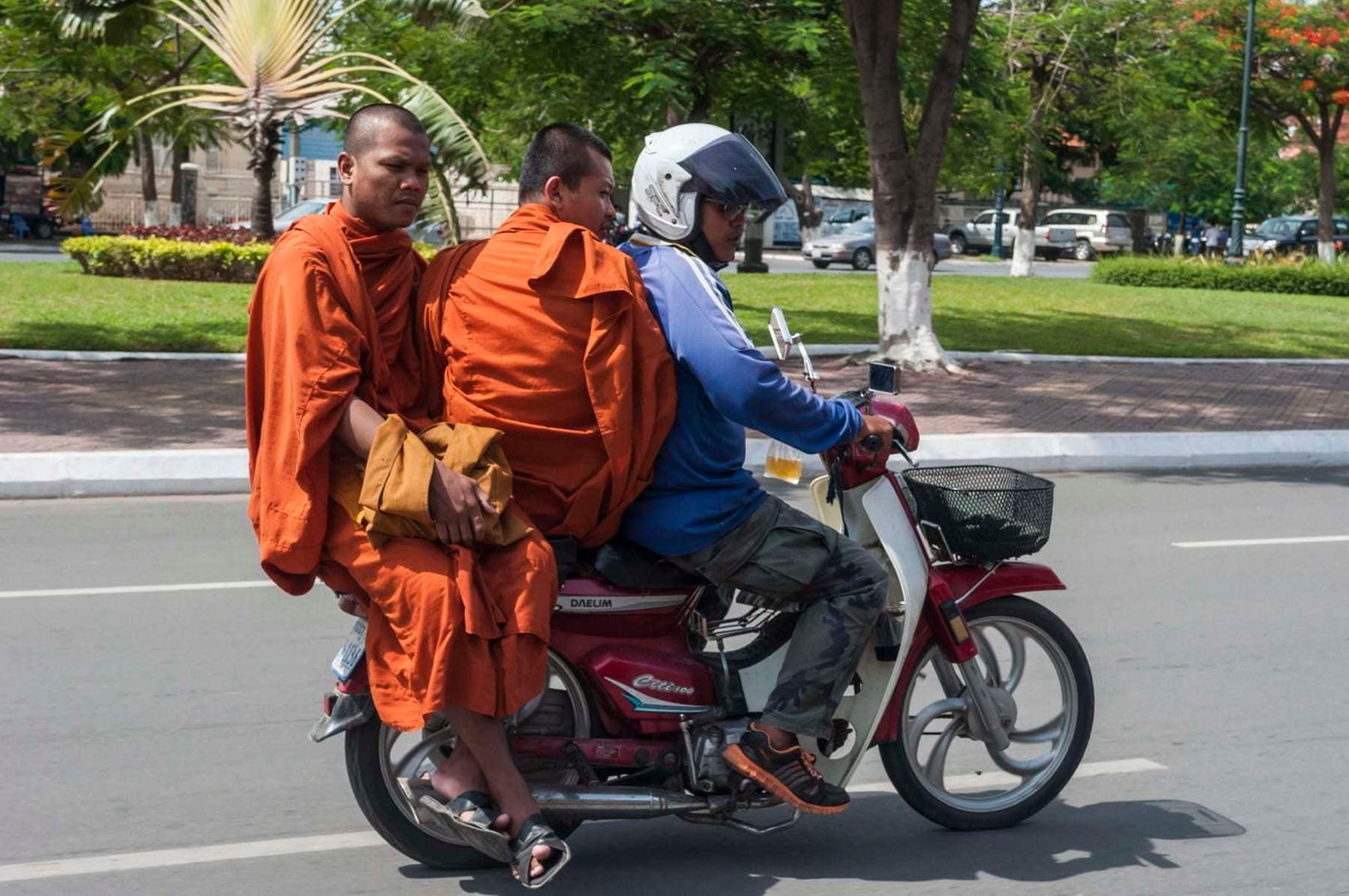 moines a moto phnom penh cambodge