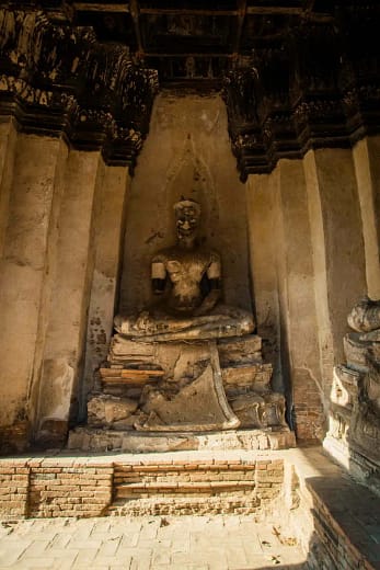 statue bouddha assise chapelle wat chai watthanaram - ayutthaya