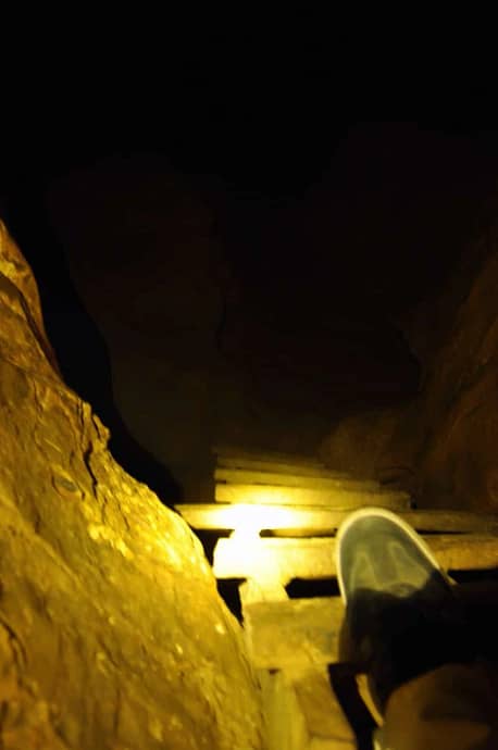 intérieur sombre d'une grotte étroite à vang vieng