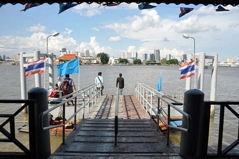 Depuis le quai, le Wat Klong Toei est juste en face.