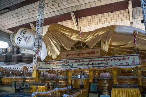 Bouddha de Shwethalyaung à Bago Birmanie