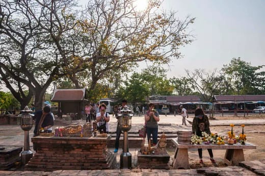 priere au wat lokaya sutha - ayutthaya