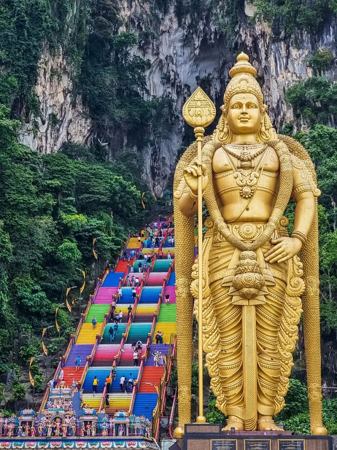 imposante statue muradan batu caves kuala lumpur