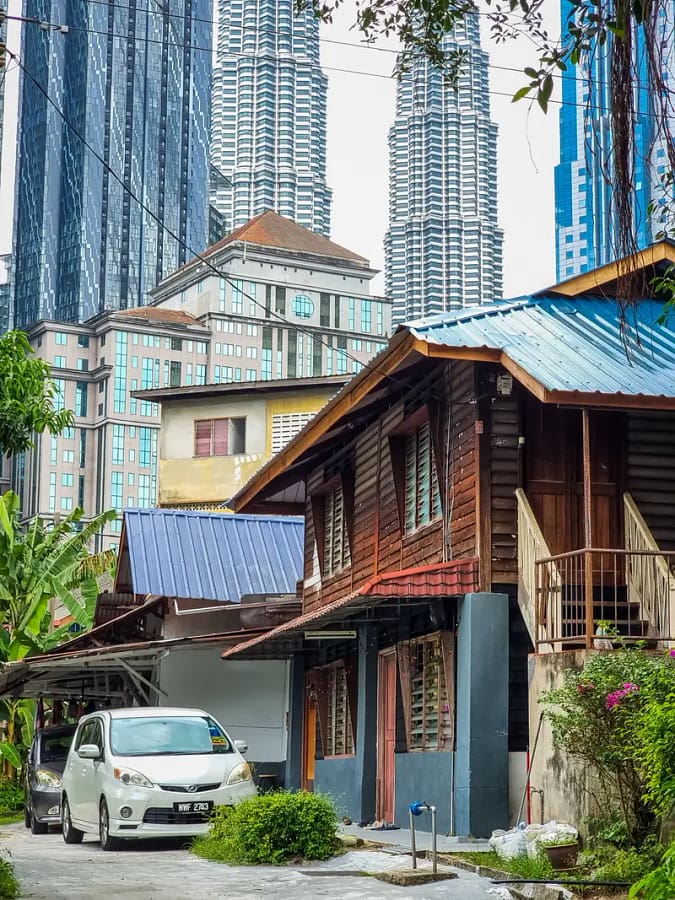 maison bois avec tours petronas quartier kampung baru kuala lumpur