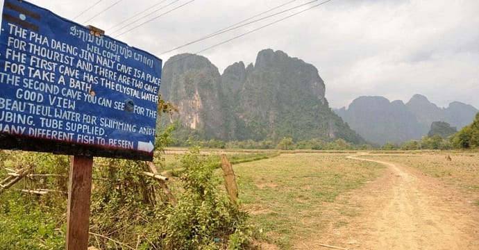 panneau indiquant une grotte à vang vieng