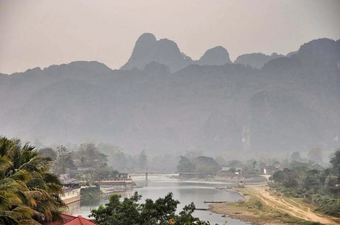 vue des collines entourant vang vieng