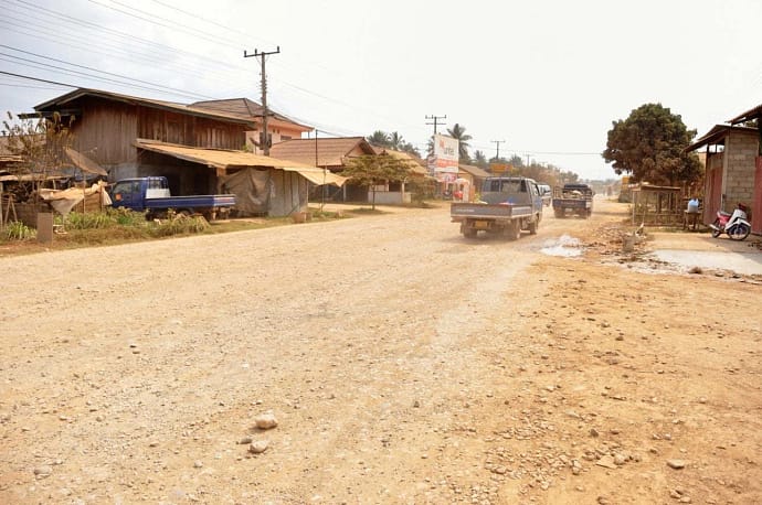 la route traversant vang vieng