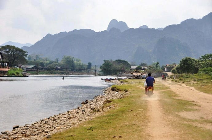 chemin bordant la rivière à vang vieng