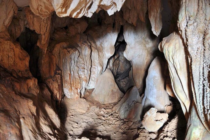 intérieur d'une petite grotte à vang vieng