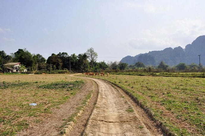 Retour sur chemin après une grotte à Vang Vieng Laos