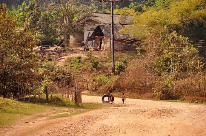 chemin de terre rouge vang vieng