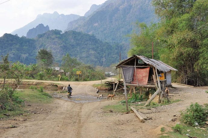 veres la route menant à la grotte du blue lagoon à vang vieng