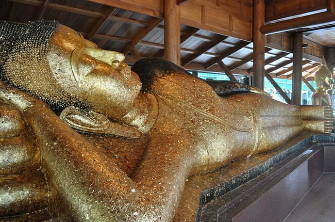 Wat Phra Non Chakkrasi Worawihan singburi thailande