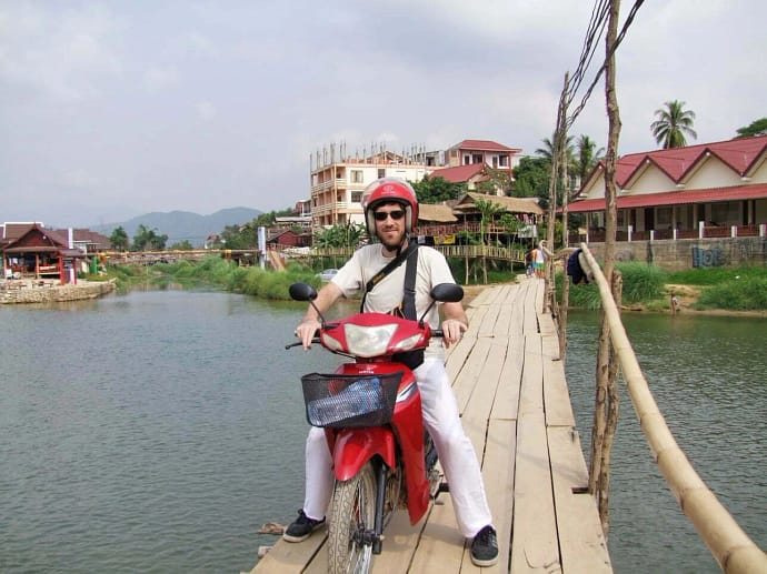 pont en bois traversant la rivière à vang vieng