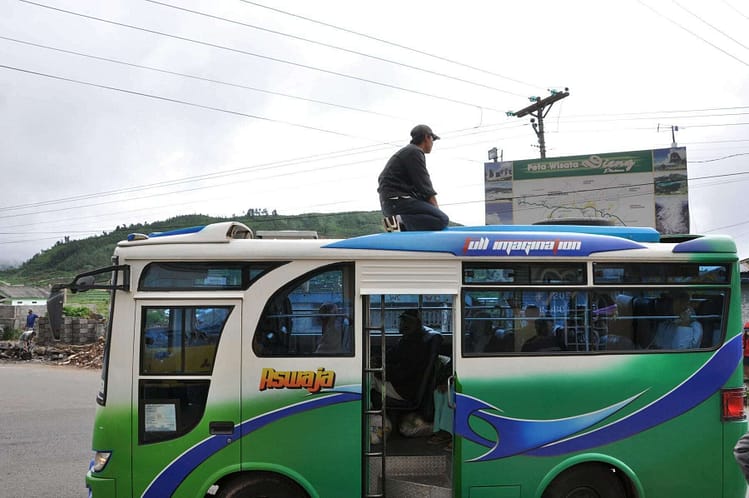 bus local dieng plateau indonésie