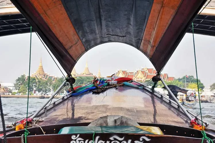 sur bateau longue queu chao phraya bangkok