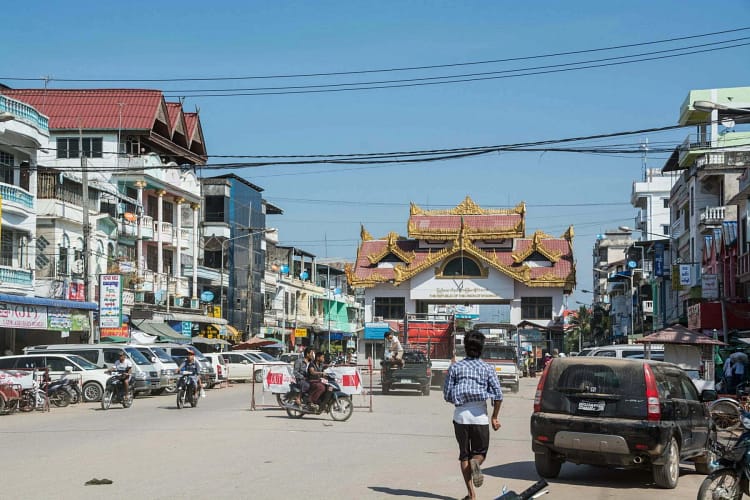 poste frontière myawaddy - mae sot - birmanie thailande