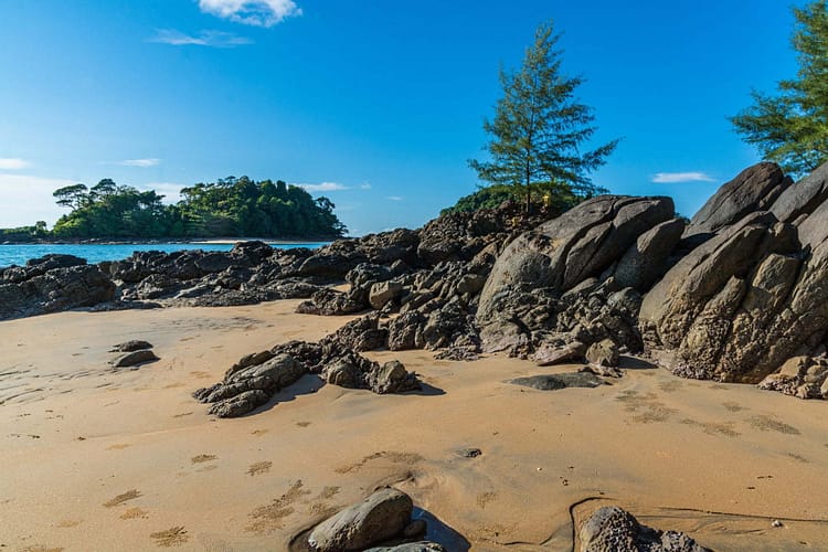 rocher maisons aux esprits koh phra thong - thailande