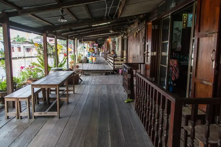 maisons bois au bord klong bangkok