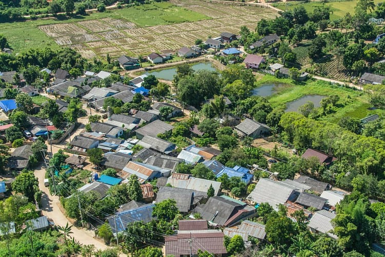 village contrebas wat huay pla kang chiang rai