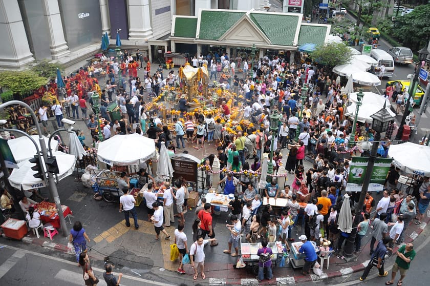 foule erawan shrine bangkok thailande