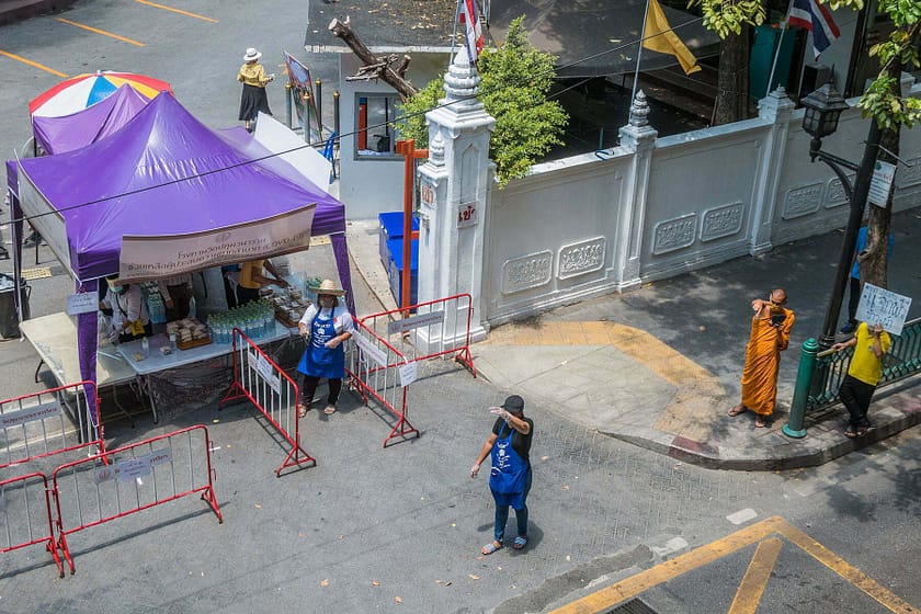 distribution eau repas devant temple bangkok covid19