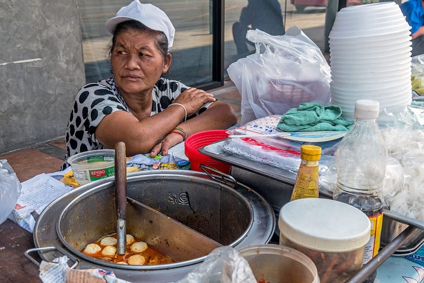 vendeuse nouille rue bangkok attente client