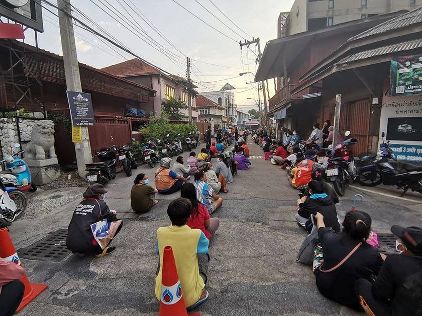 queue attente repas pattaya covid outbreak thailande