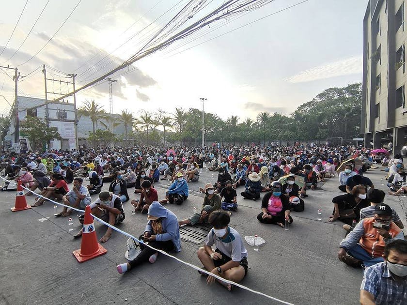 queue recevoir repas pattaya covid outbreak thailande