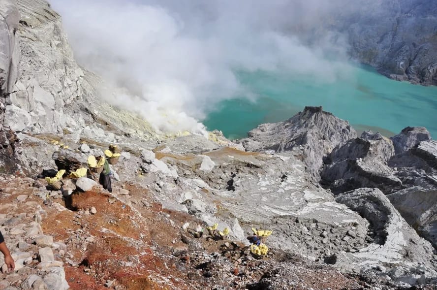 descente cratere kawah ijen java indonesie