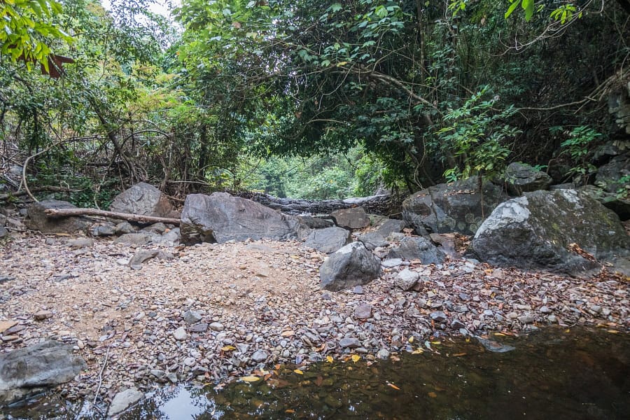 bassin devant cascade khiri phet ko chang - thailande