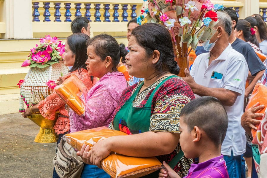 robes portees par les laics ceremonie kathina kanchanaburi