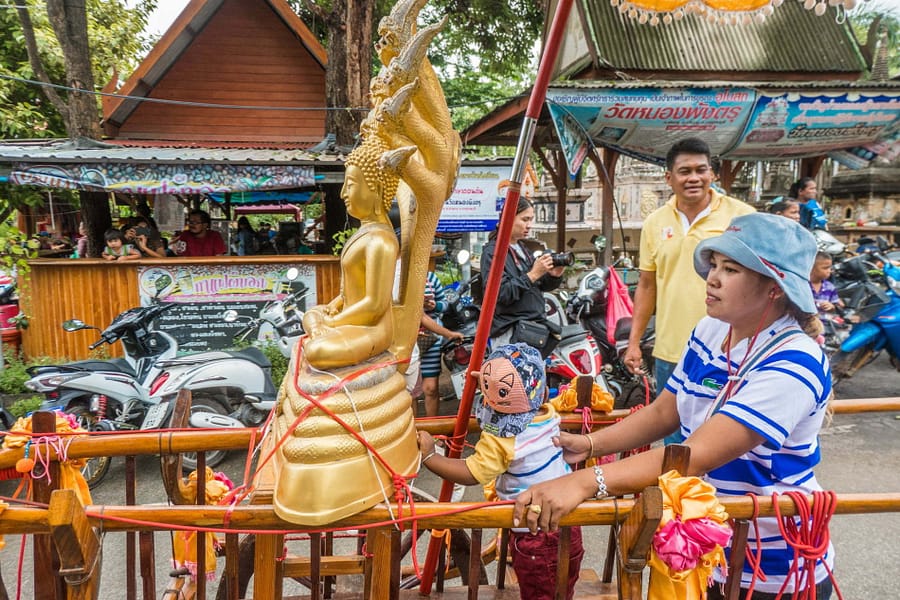 statue bouddha procession ceremonie kathina kanchanaburi