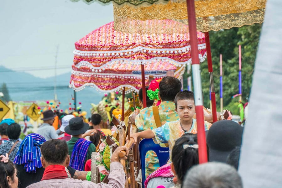 vue sur procession ceremonie kathina kanchanaburi