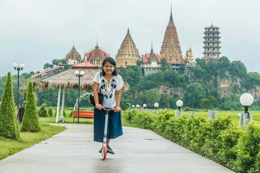 trotinette devant wat tham suea kanchanaburi