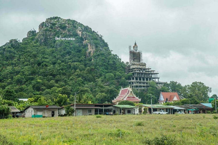 vue ensemble Wat Tham Khao Laem kanchanaburi