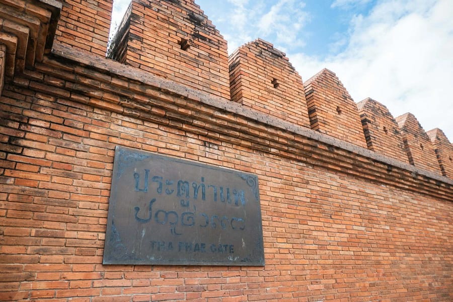 ancien mur tha phae gate chiang mai