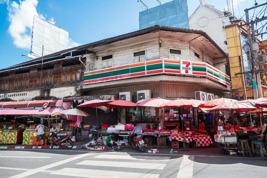 seven eleven maison bois chiang mai