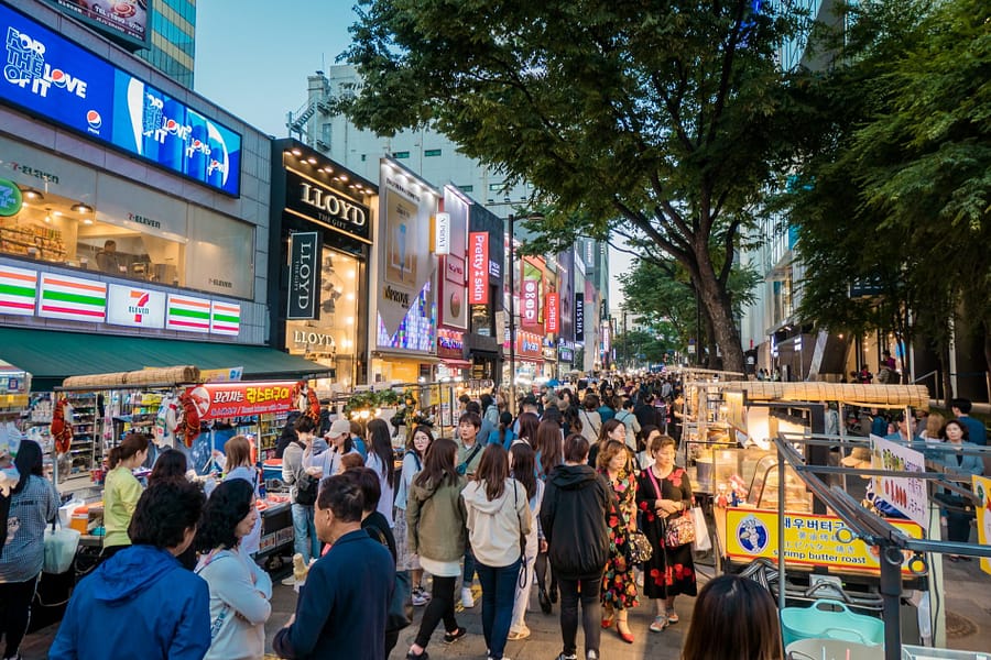 foule au coeur quartier myeongdong seoul