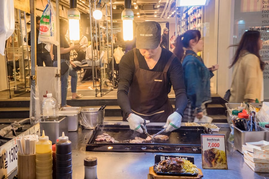 stand bouffe viande grillée quartier myeongdong seoul