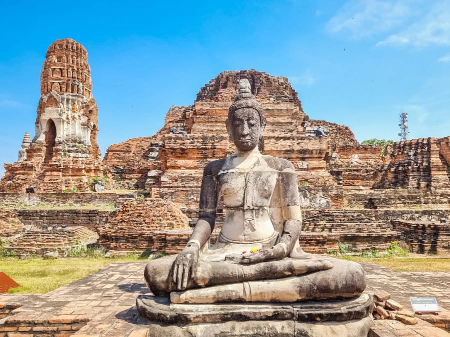 statue bouddha cour centrale wat mahathat ayutthaya