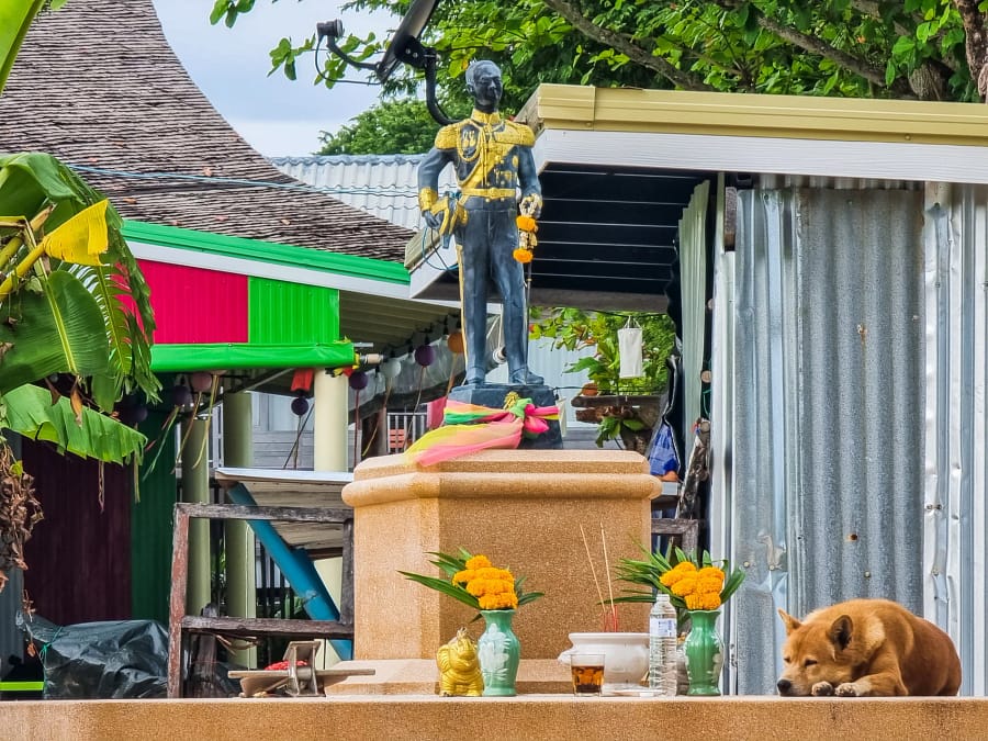 shrine avec chien ko samet