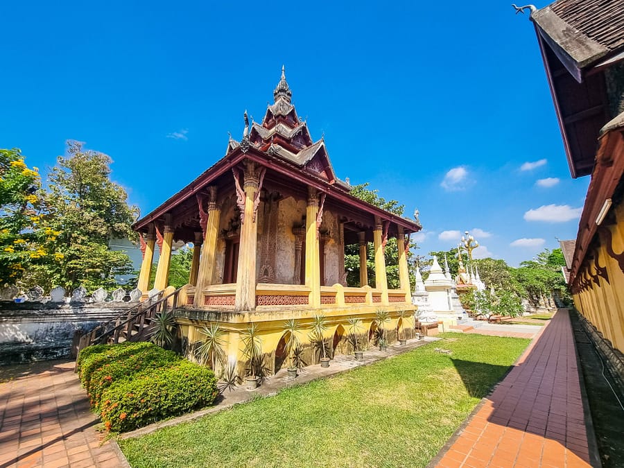 ho tai vat sisaket ciel bleu vientiane