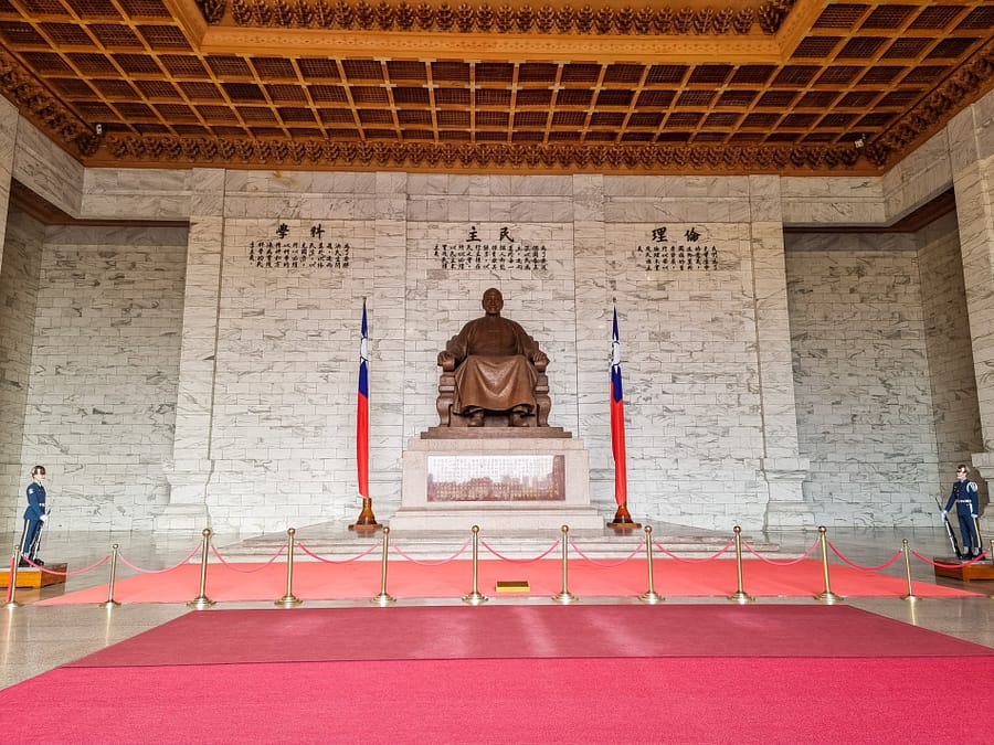 deux gardes interieur hall principal memorial chiang kai shek taipei