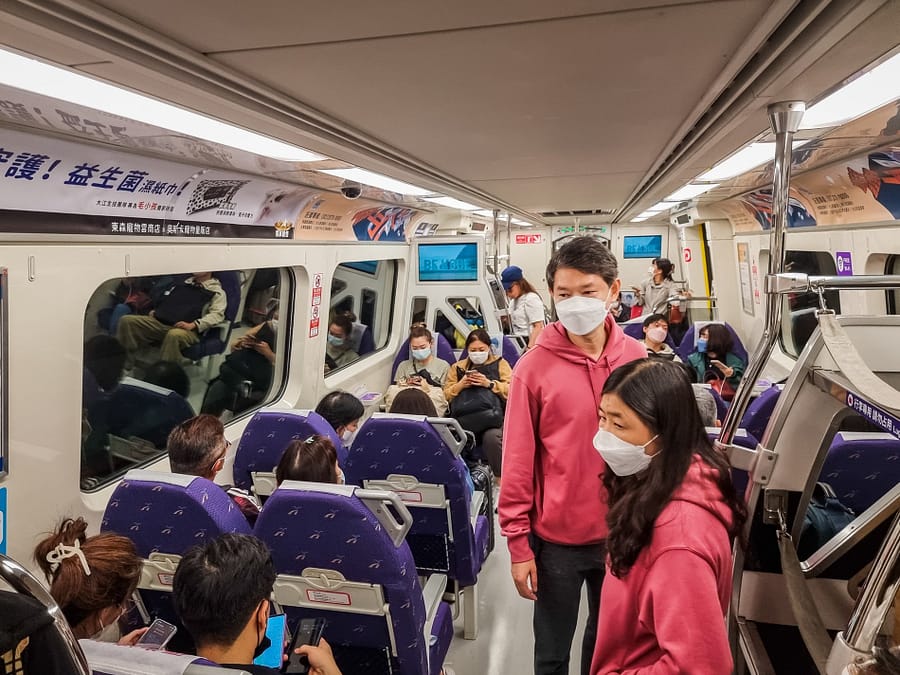 dans le train taipei Taoyuan Airport MRT