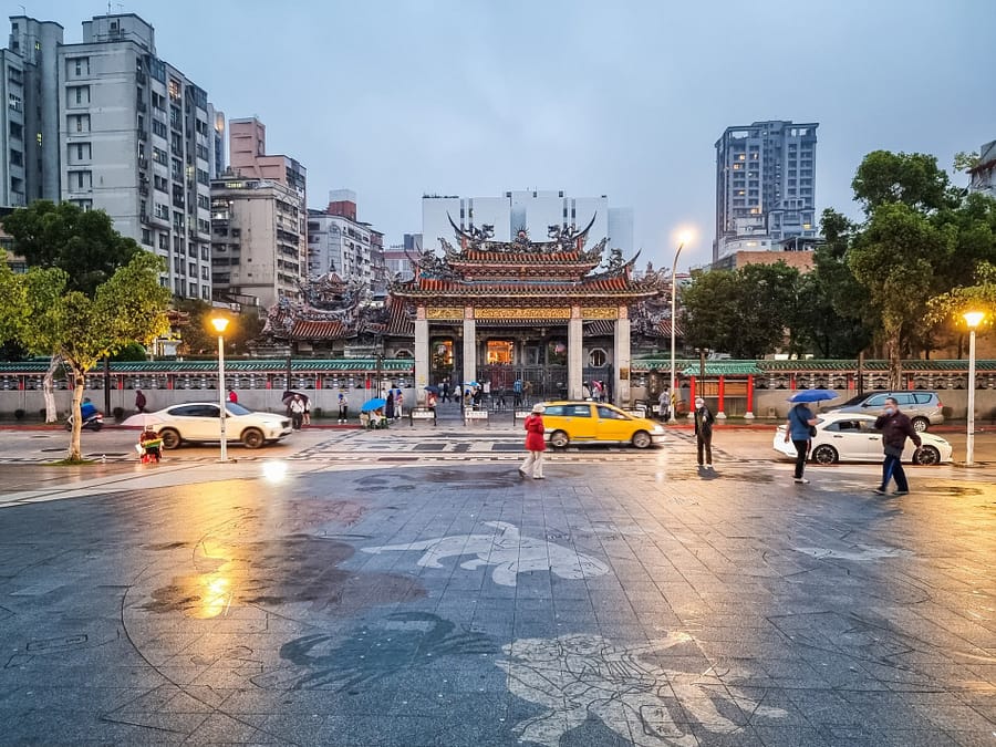 place devant longshan temple taipei